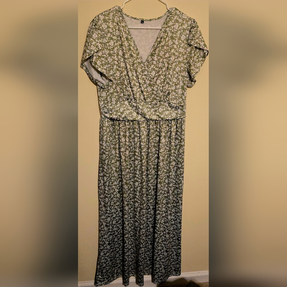 Elegant Floral Maxi Dress in Green